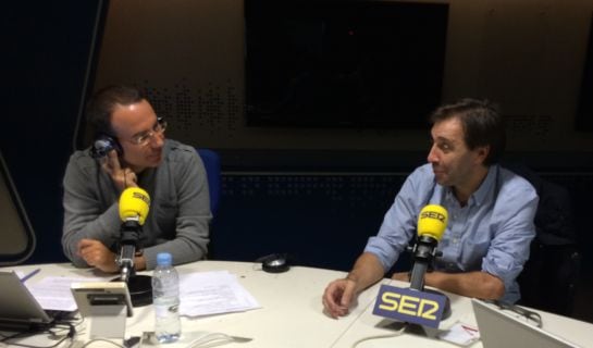 Felipe Miñambres, director deportivo del Rayo Vallecano, junto a Pacojó durante el programa.