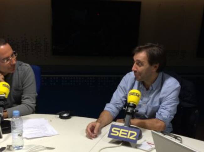 Felipe Miñambres, director deportivo del Rayo Vallecano, junto a Pacojó durante el programa.
