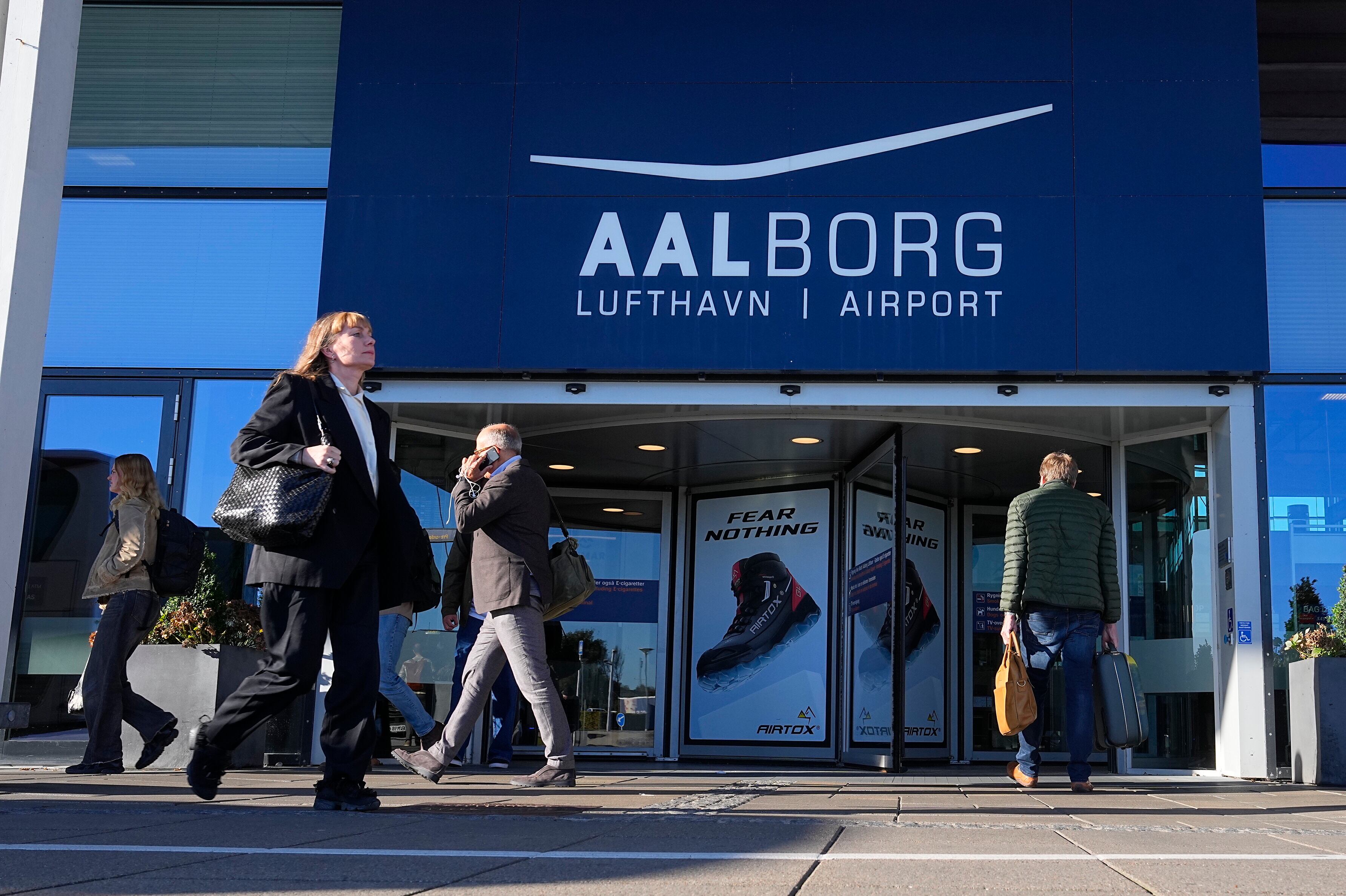 La entrada del aeropuerto de Aalborg, uno de los que ha estado cerrado esta noche por el incidente con los drones