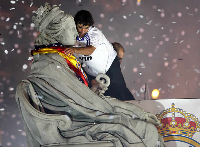 Raúl festeja el título de Liga en la Cibeles