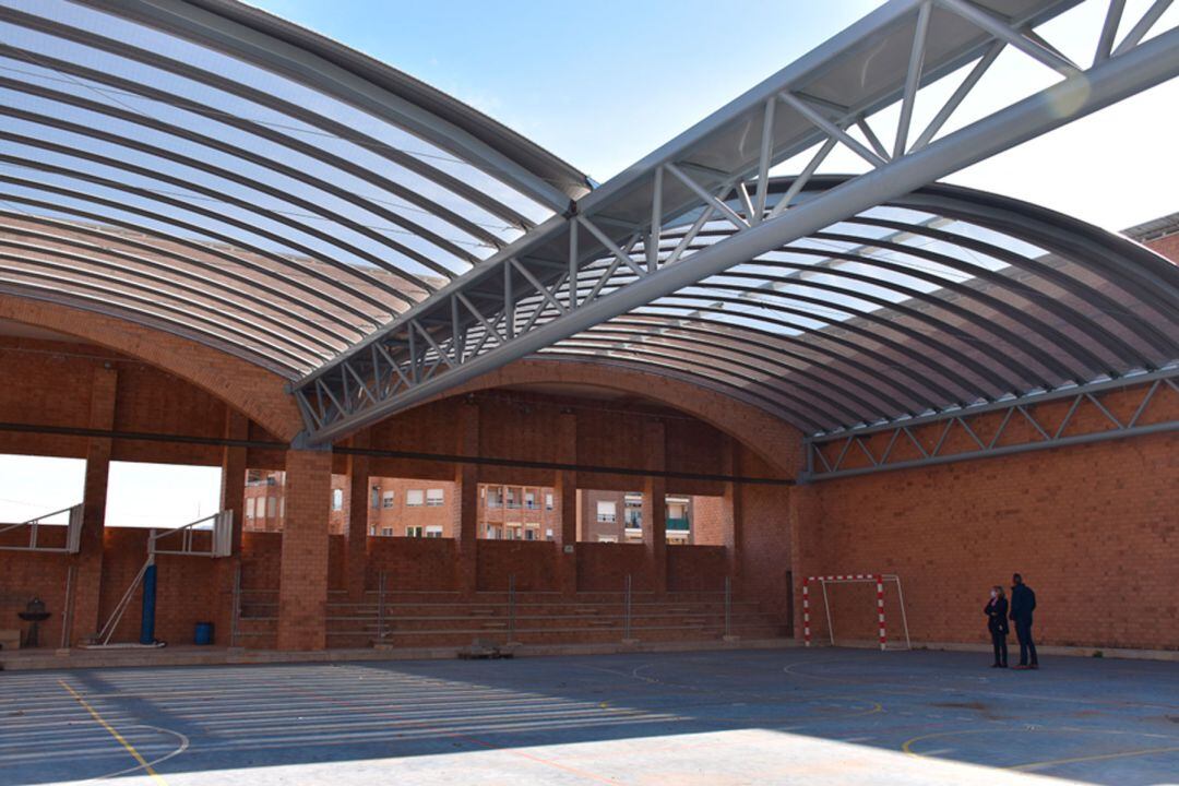 La cubierta de la pista exterior del colegio El Romeral está casi finalizada.