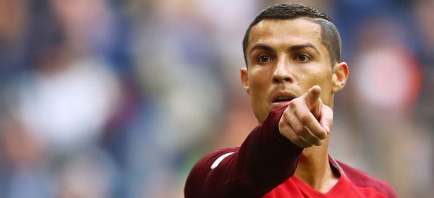 Cristiano Ronaldo señala con el dedo durante un partido con Portugal