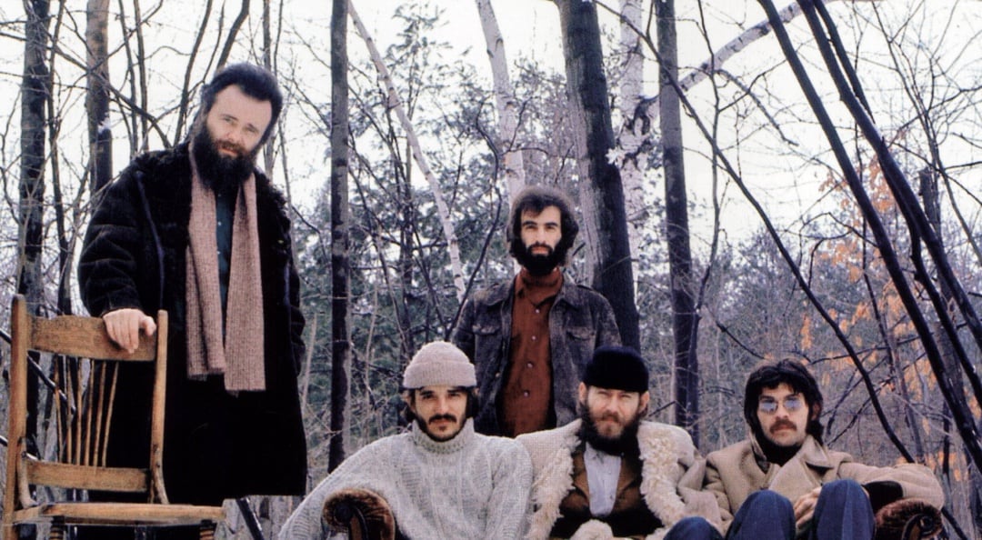 Los miembros de The Band posan en el bosque frente a su casa de Woodstock