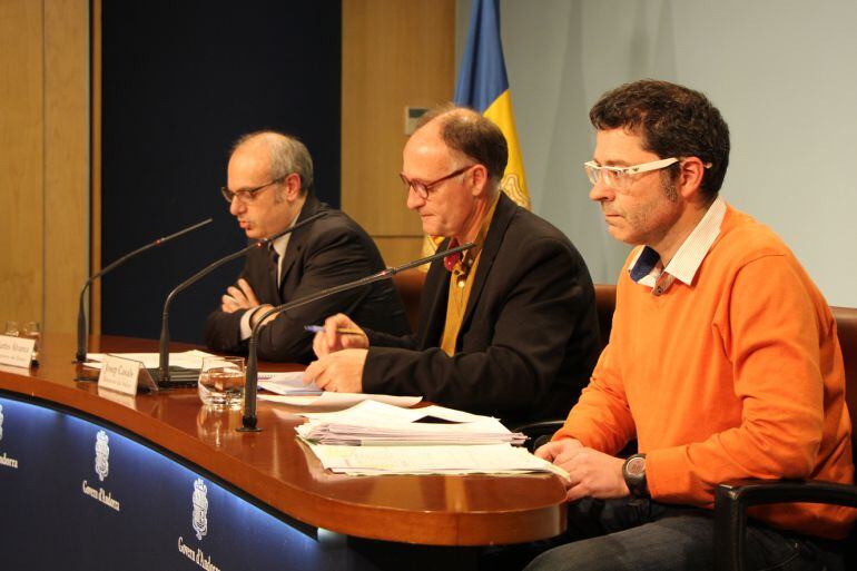 El ministre Álvarez-Marfany, el director de Salut, Josep Casals, i el cap de l'Àrea de Seguretat Alimentària i Entorn, Jesús Galindo.