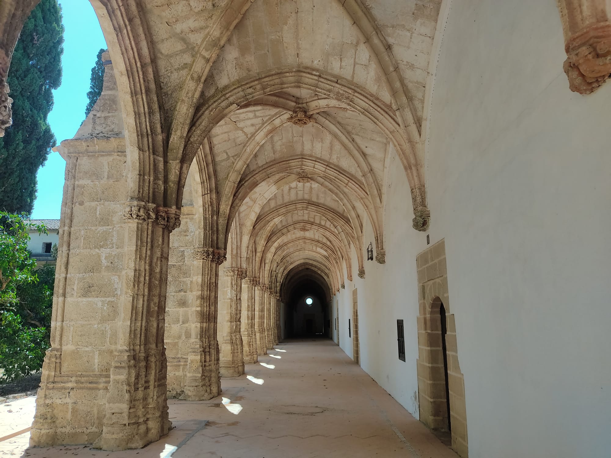 Pasillo del claustro principal que daba acceso a las habitaciones de los cartujanos