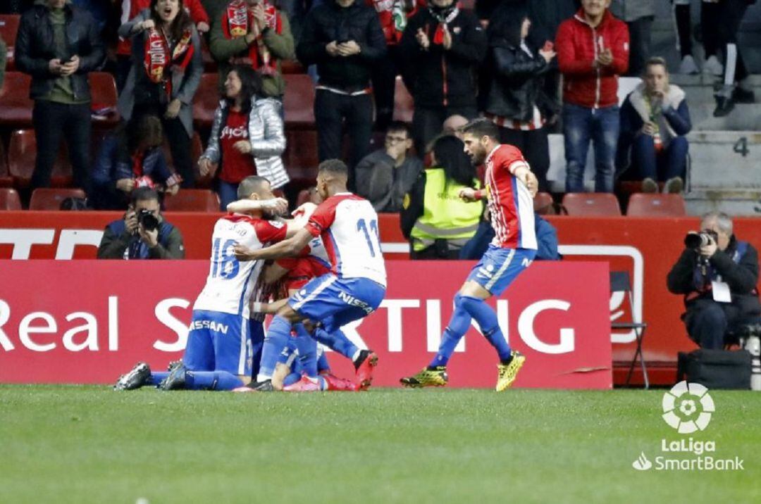 Celebración de un gol del Sporting en El Molinón