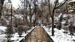 Algunos conquenses han salido a pasear a pesar de la nevada.