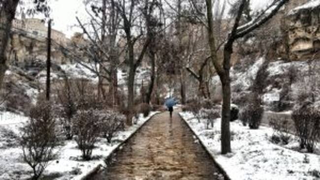 Algunos conquenses han salido a pasear a pesar de la nevada.
