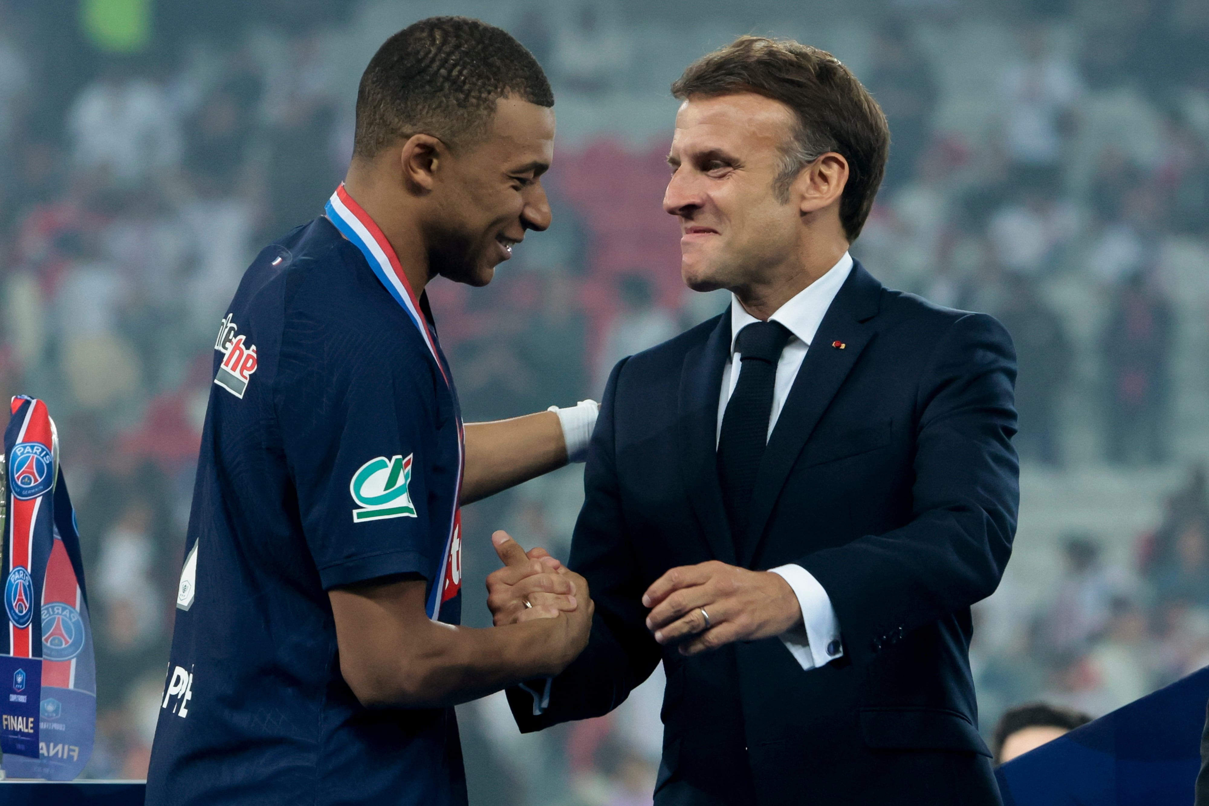 Emmanuel Macron y Kylian Mbappé se saludan tras la victoria del PSG en la Copa de Francia