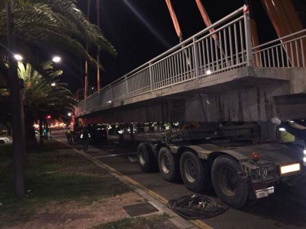 Un camión retira parte de una de las pasarelas peatonales históricas de la Avenida del Cid