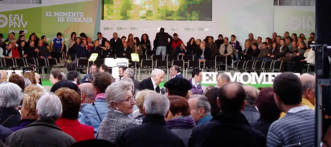 Vistas generales del acto de Aberri Eguna del PNV, en la Plaza Nueva de Bilbao