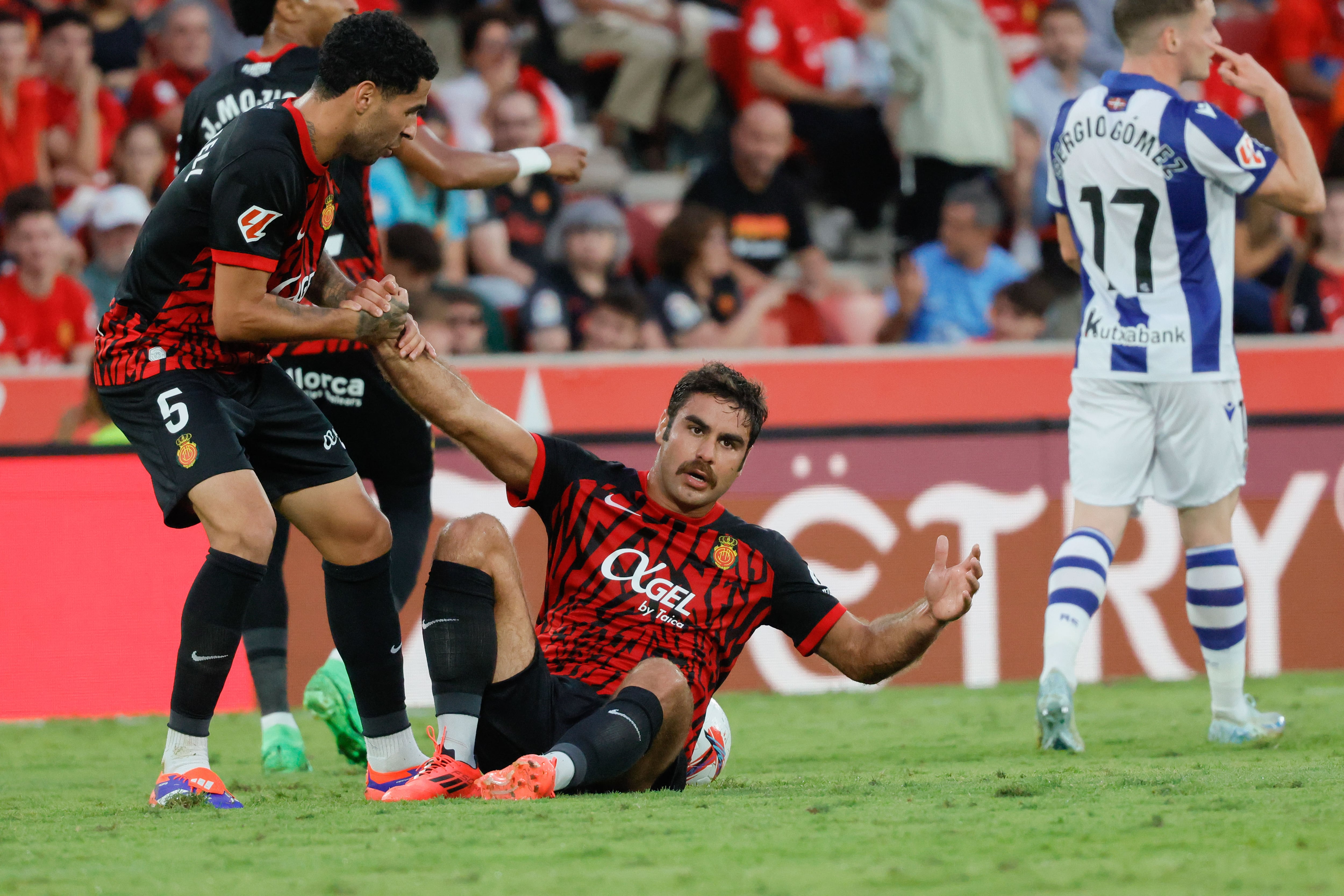 PALMA, 17/09/2024.- El delantero del Mallorca Abdón Prats (c) tras una jugada ante la Real Sociedad este martes, durante el partido de la jornada 7 de LaLiga EA Sports, entre el RCD Mallorca y la Real Sociedad, en el Estadi Mallorca Son Moix en Palma.- EFE/CATI CLADERA
