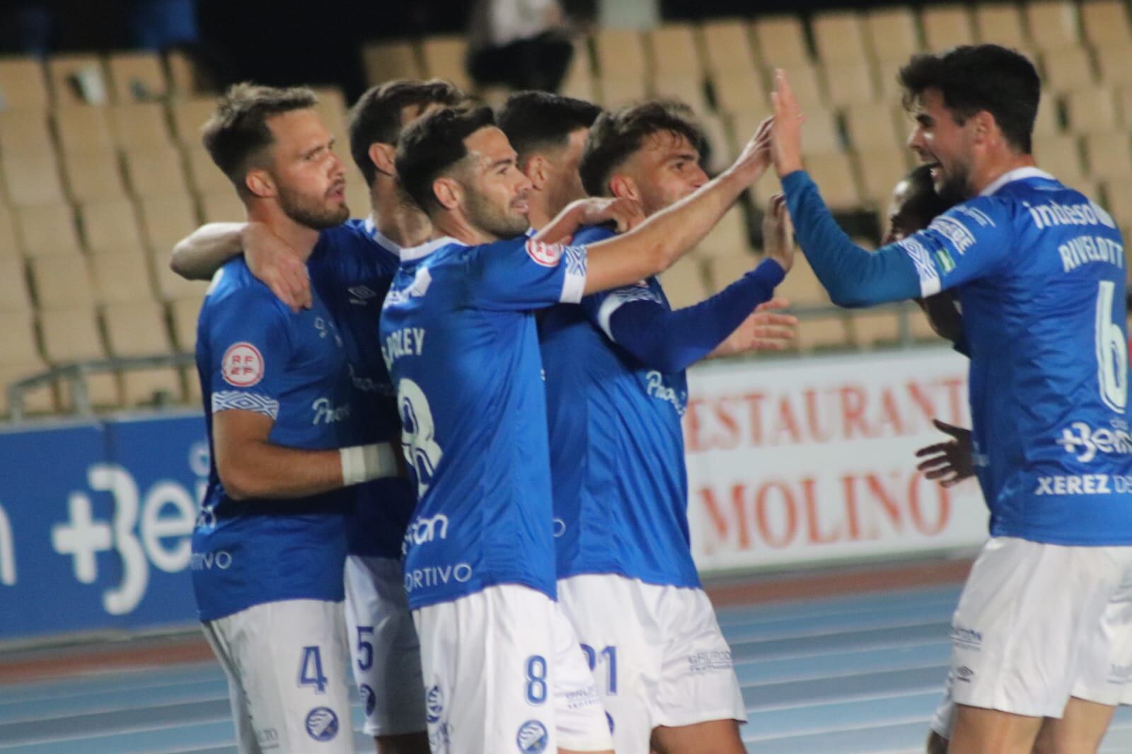 Los jugadores del Xerez DFC celebran el gol de David Grande