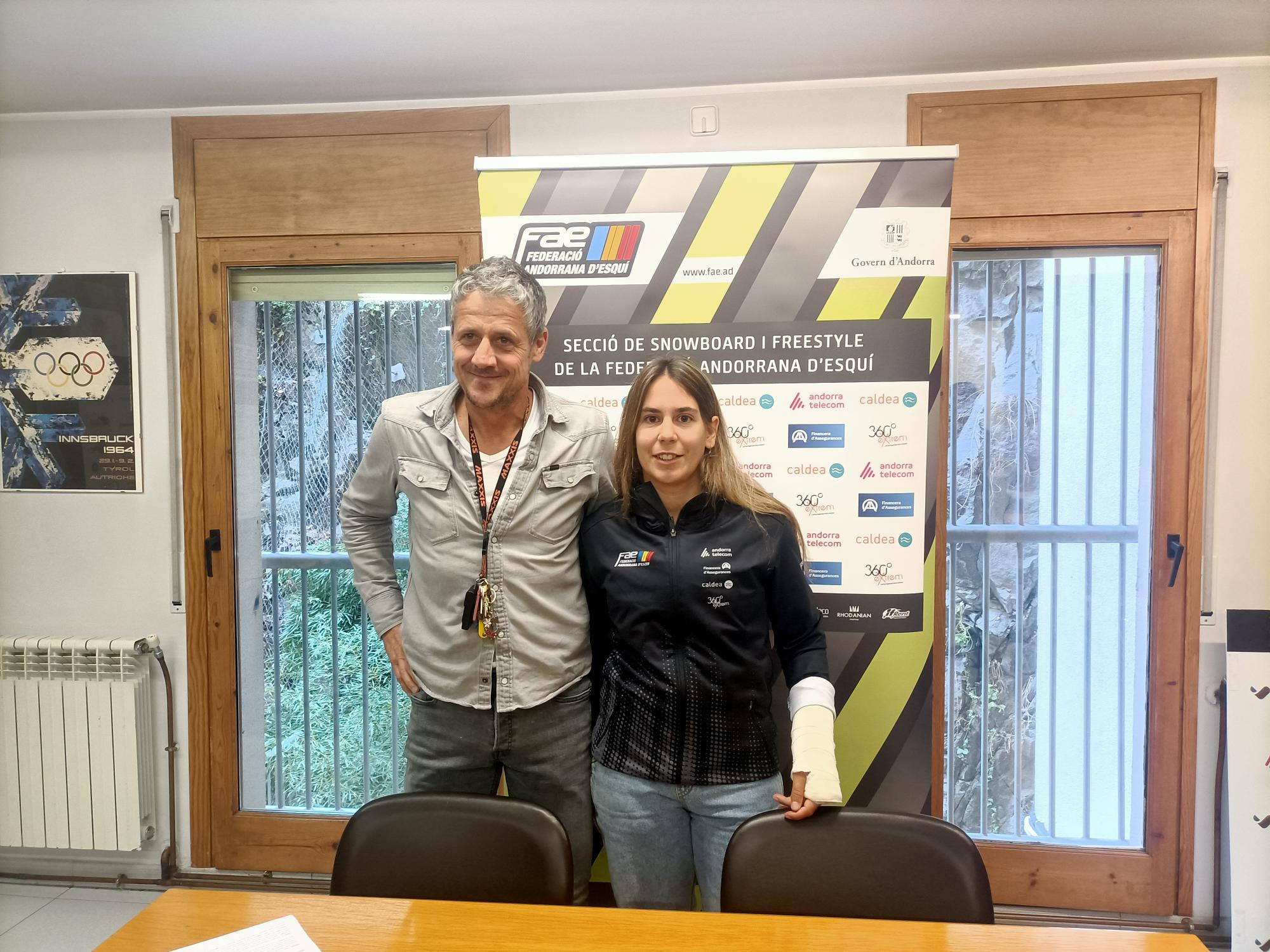 El ferent de la FAE, Carles Visa, i la surfista de neu Maeva Estevez.