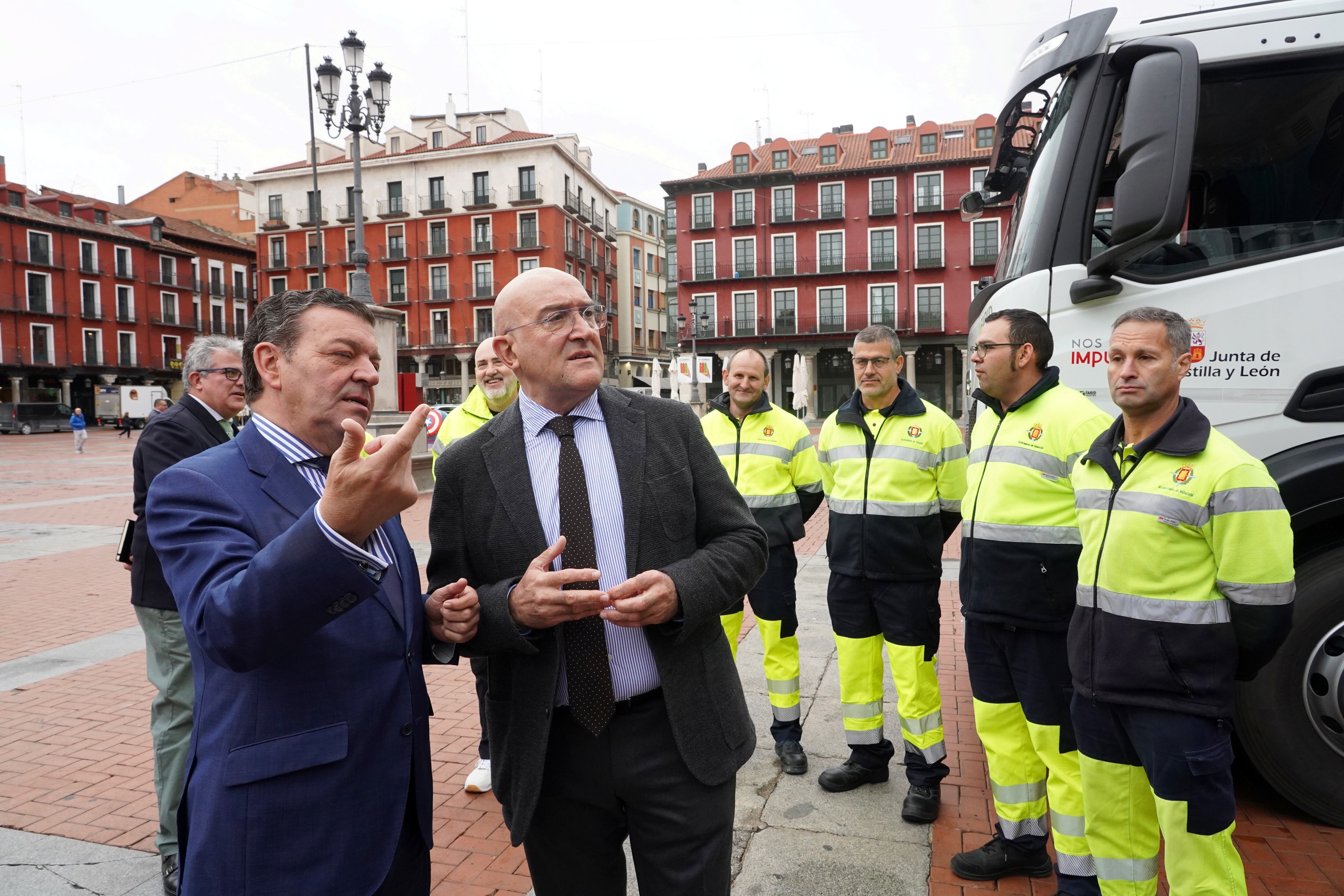 El consejero de la Presidencia, Luis Miguel González Gago, asiste junto al alcalde de Valladolid, Jesús Julio Carnero, a la entrega de cuatro camiones de recogida de residuos.