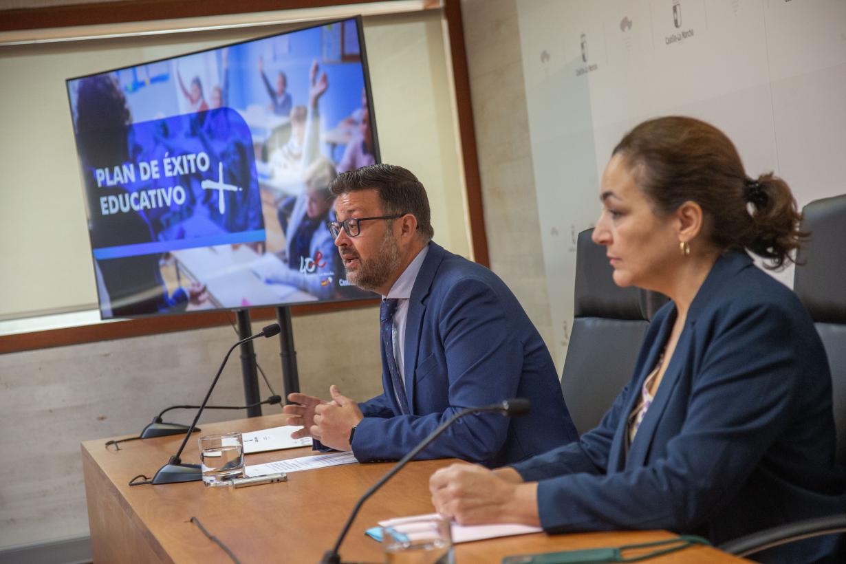 El consejero de Educación, Cultura y Deportes, Amador Pastor, durante la presentación del nuevo plan de éxito educativo