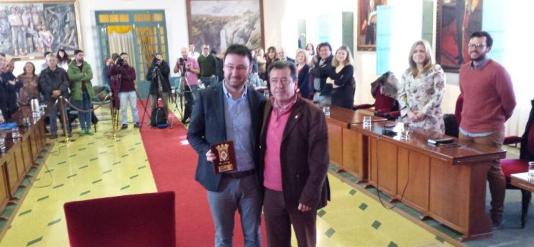 Daniel Campos, junto al exalcalde socialista Juan Fernández, quien ha interpuesto la denuncia, según indica Europa Press.