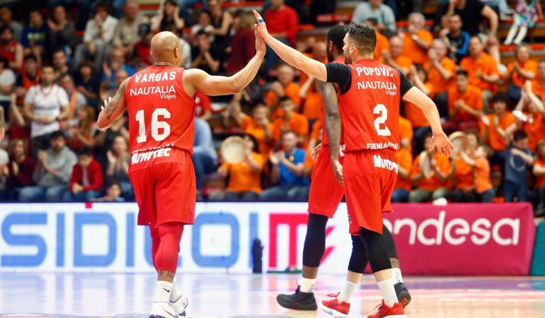 Vargas (16) y Popovic durante un partido de esta temporada en el &#039;Pabellón Fernando Martín&#039;.