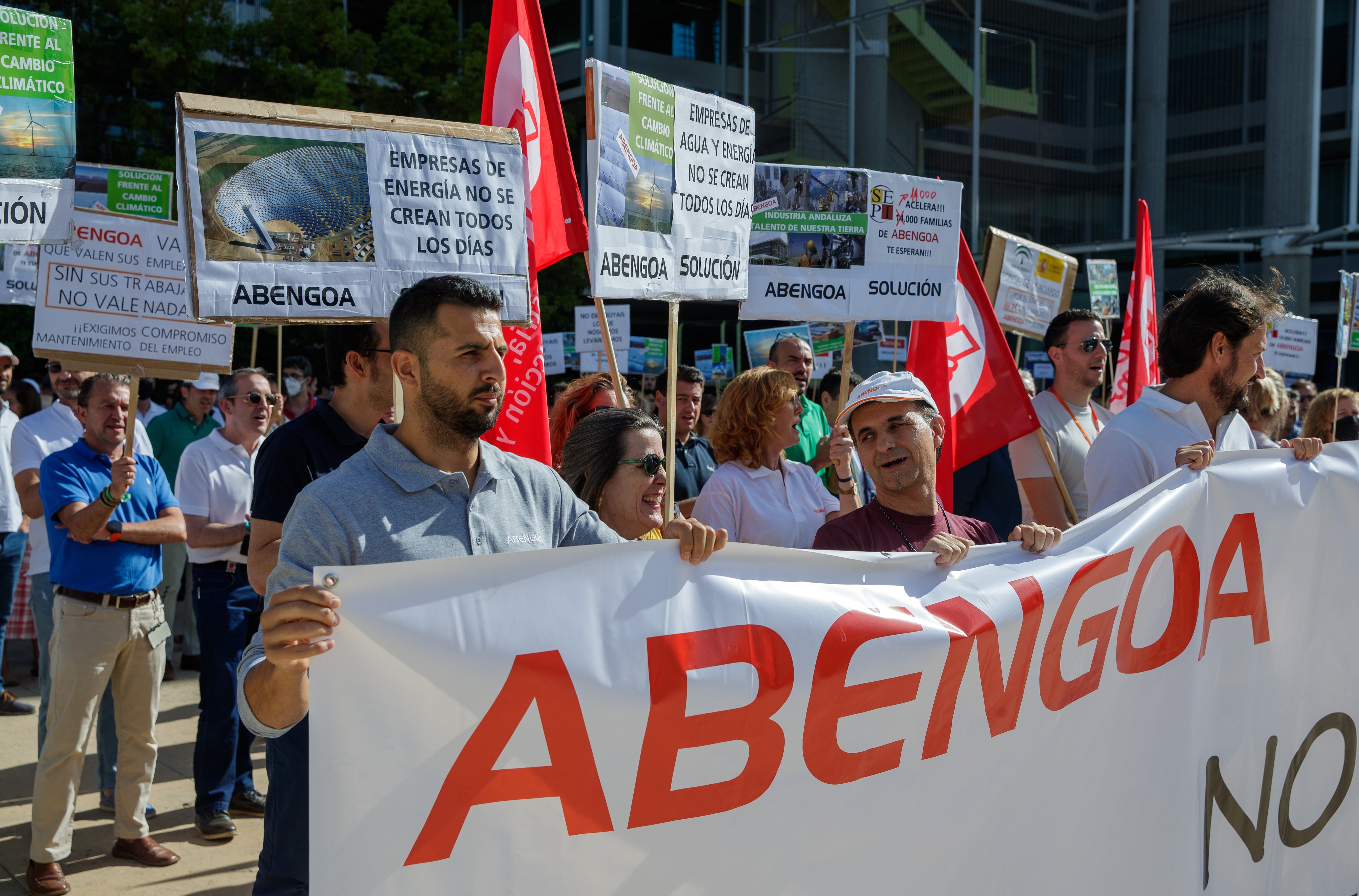 Los trabajadores de Abengoa se han concentrado hoy miércoles en la sede Palmas Altas de Sevilla para reivindicar a la Sociedad Estatal de Participación Industrial (SEPI) que resuelva favorablemente el expediente abierto en ABENEWCO 1 y se culmine el proceso de refinanciación de la compañía.EFE/Julio Muñoz