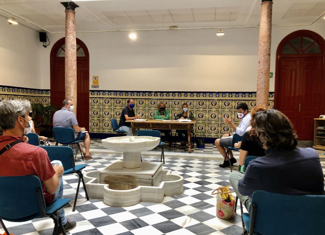 La alcaldesa de Motril, Luisa García Chamorro, preside el consejo municipal