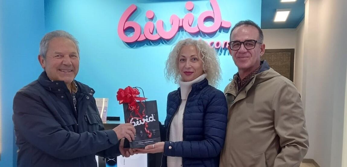 José Luis Bielsa, Simona Camelia y Felipe Puy en el momento de la entrega