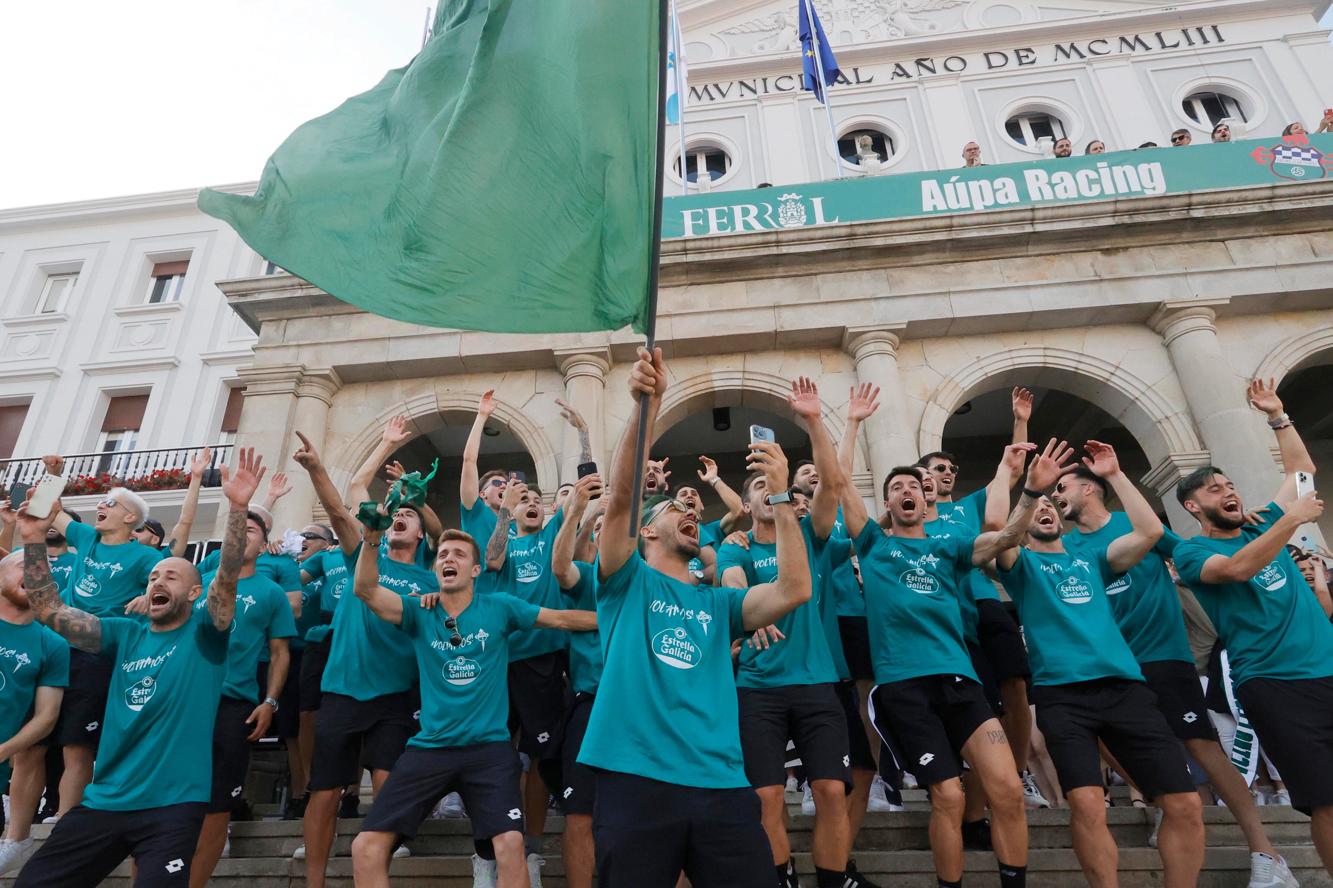 Jugadores, cuerpo técnico y directivos del Racing, durante su celebración hoy en los exteriores del Concello tras conseguir el ascenso a Segunda División de forma directa. EFE / Kiko Delgado.