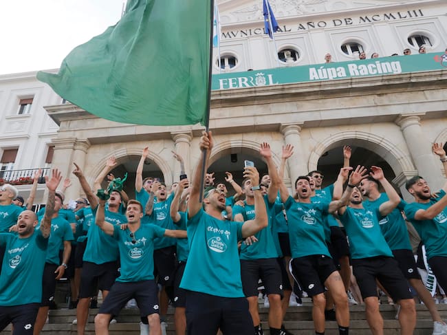 Jugadores, cuerpo técnico y directivos del Racing, durante su celebración hoy en los exteriores del Concello tras conseguir el ascenso a Segunda División de forma directa. EFE / Kiko Delgado.