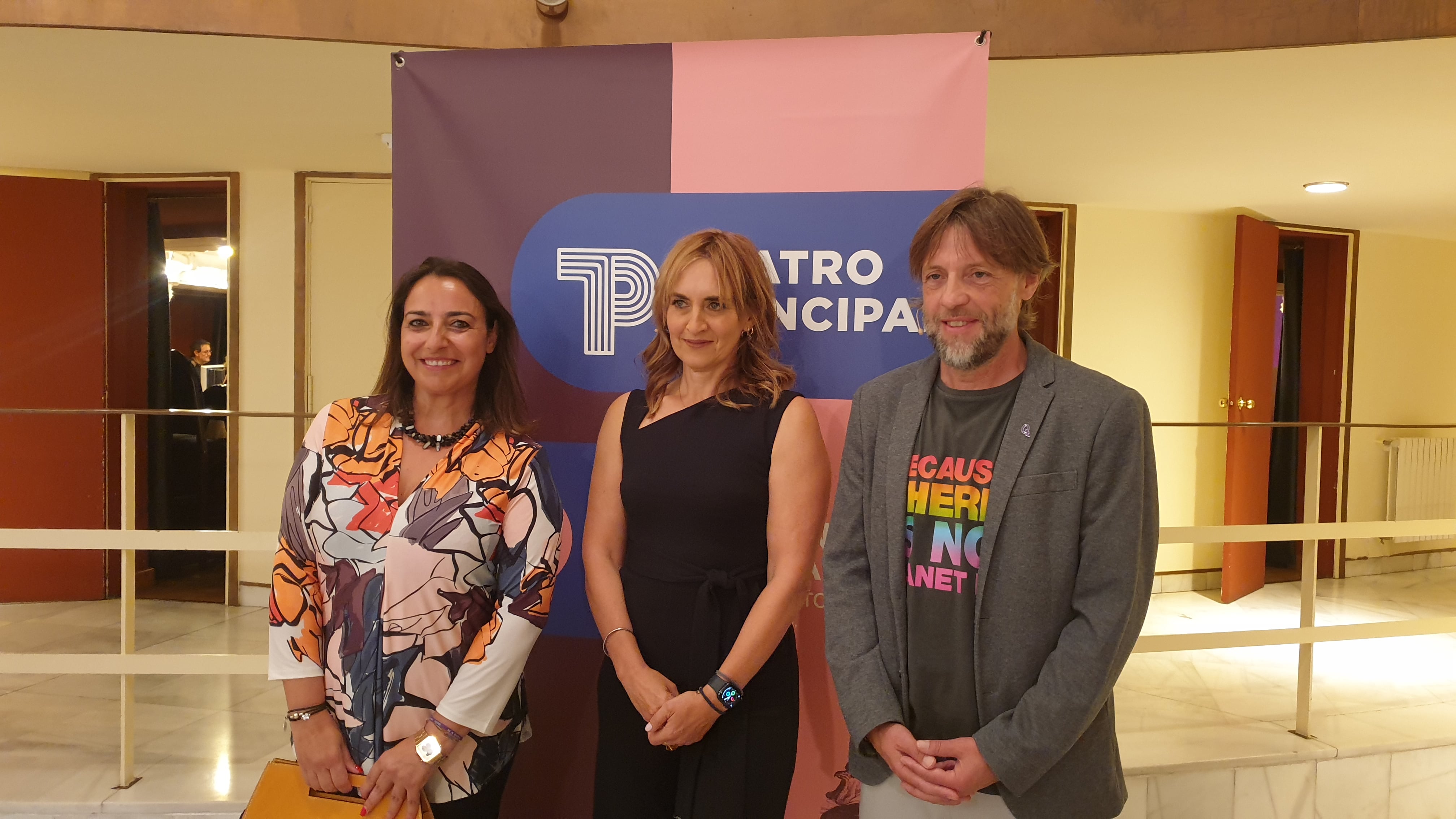 Eva Villaver (c), pregonera literaria de San Antolín 2024, acompañada de la alcaldesa de Palencia Miriam Andrés y del concejal de Cultura, Fran Fernández