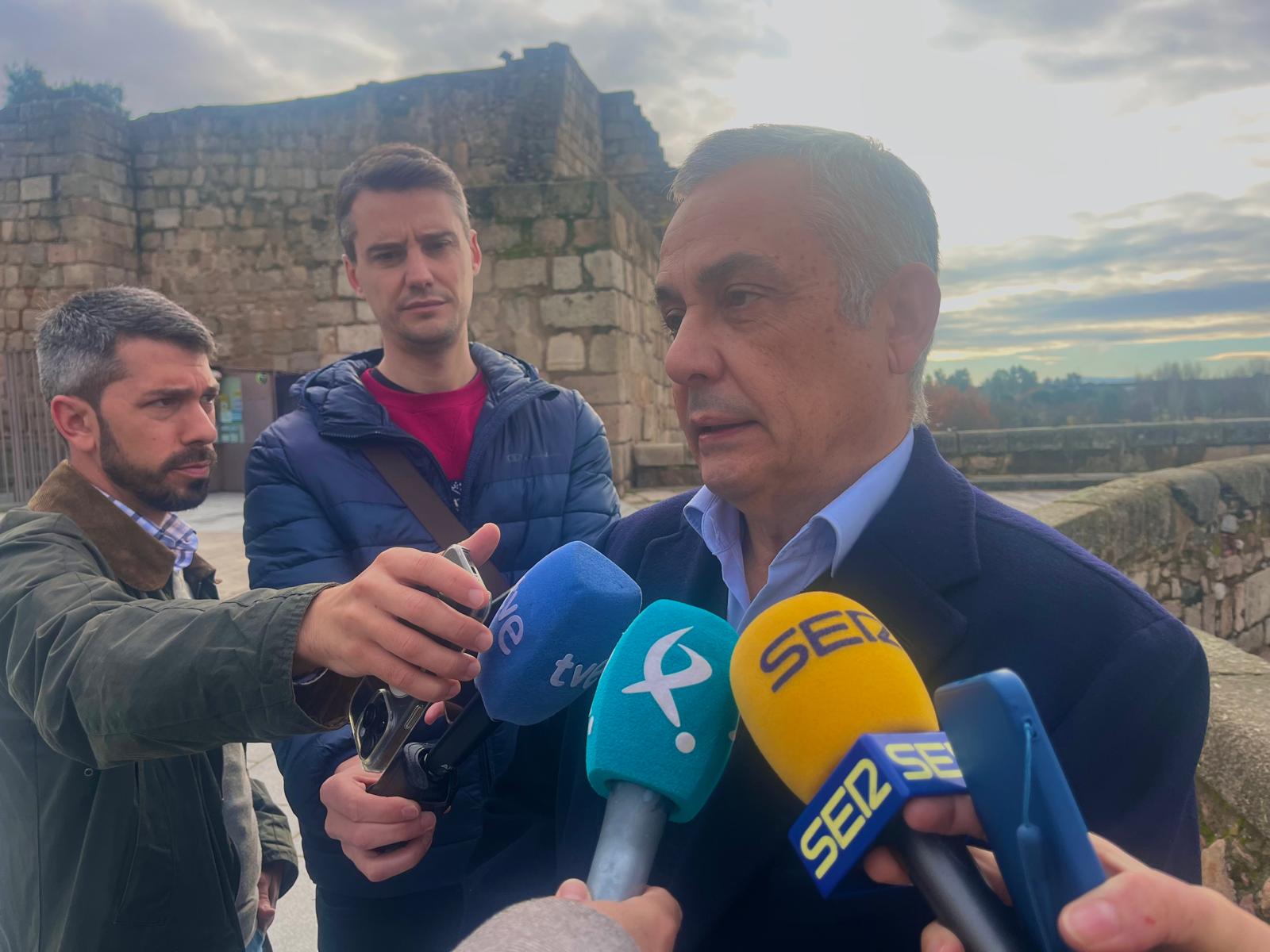 Ángel Pelayo Gordillo, senador y cabeza de lista de Vox por la provincia de Badajoz, atiende a los medios en Mérida.