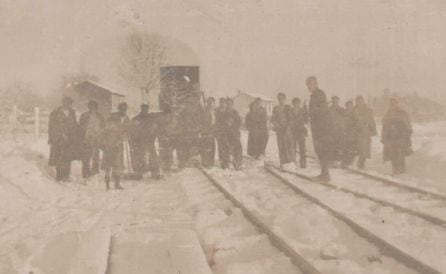 Obreros e veciños sacando neve das vias na portela