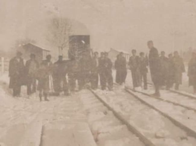 Obreros e veciños sacando neve das vias na portela