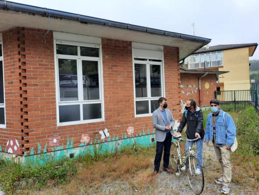 El director de movilidad del departamento de Movilidad y Ordenación del territorio de la Diputación Foral de Gipuzkoa, Ander Iturri, junto con el delegado de Movilidad, Borja Olazábal y el portavoz de la Asociación Balazta Gorka Obeso