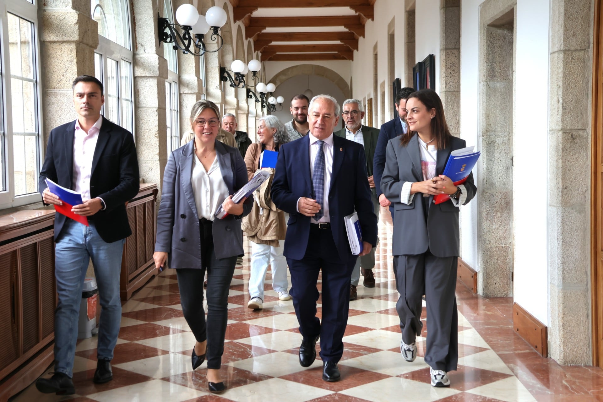 Diputados del PSOE en Lugo a la entrada del pleno de la Diputación Provincial.