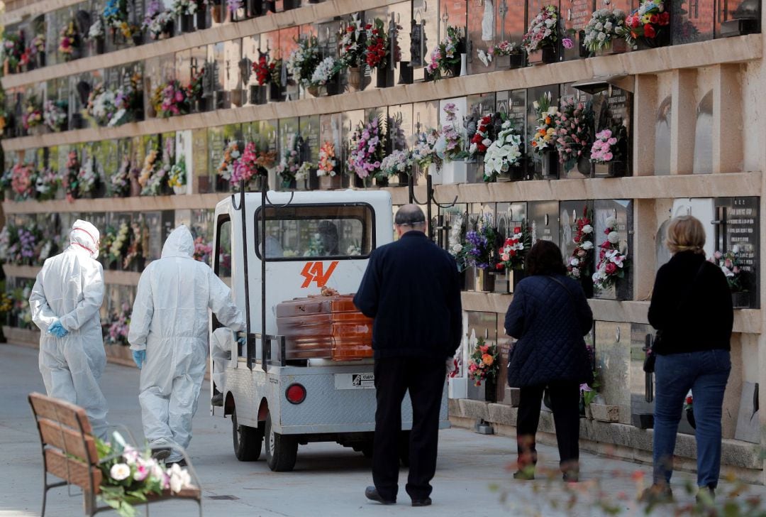 Vista general de un entierro este martes en el cementerio del Cabañal al que han podido asistir tres familiares, el máximo autorizado en las comitivas a los cementerios para enterramiento o despedida de cremación a causa del estado de alarma decretado por el Gobierno por la pandemia del coronavirus.