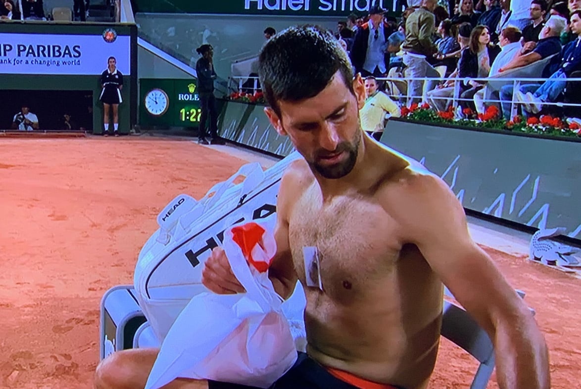 Djokovic con un parche en el pecho durante el partido frente a Marton Fucsovics