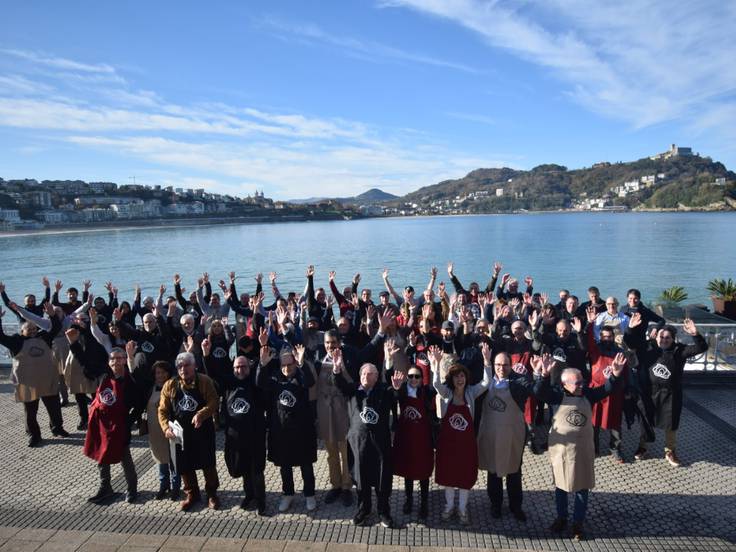 Fotografía posterior a la presentación de la campaña de captación de socios en San Sebastián