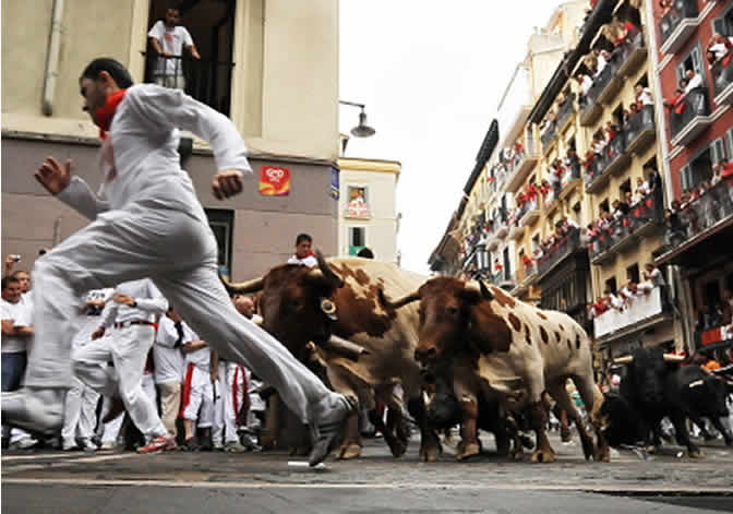 Cinco corredores heridos en el multitudinario sexto encierro de San Fermín con toros de la ganadería Dolores Aguirre
