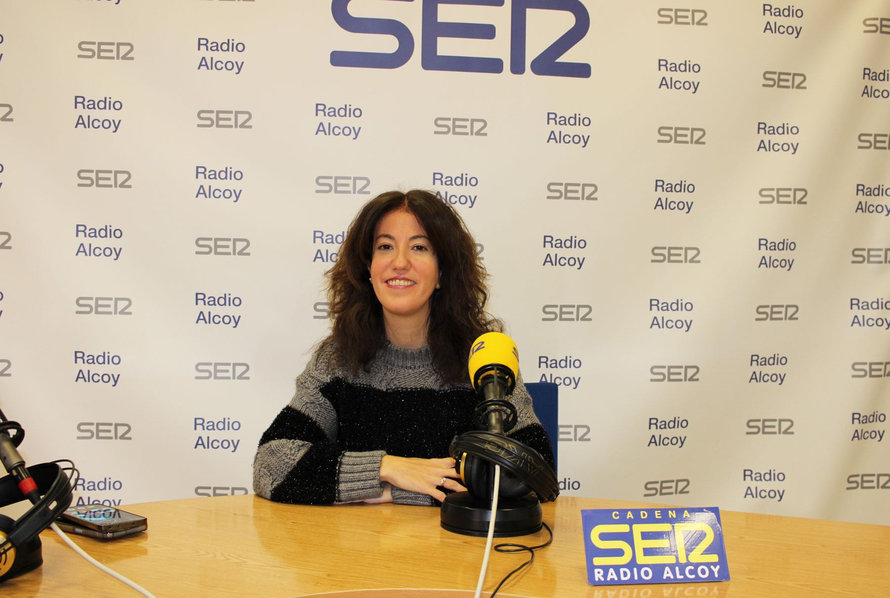 La regidora de Cultura d&#039;Ibi, Lara Ayala, en l&#039;estudi central de Radio Alcoy