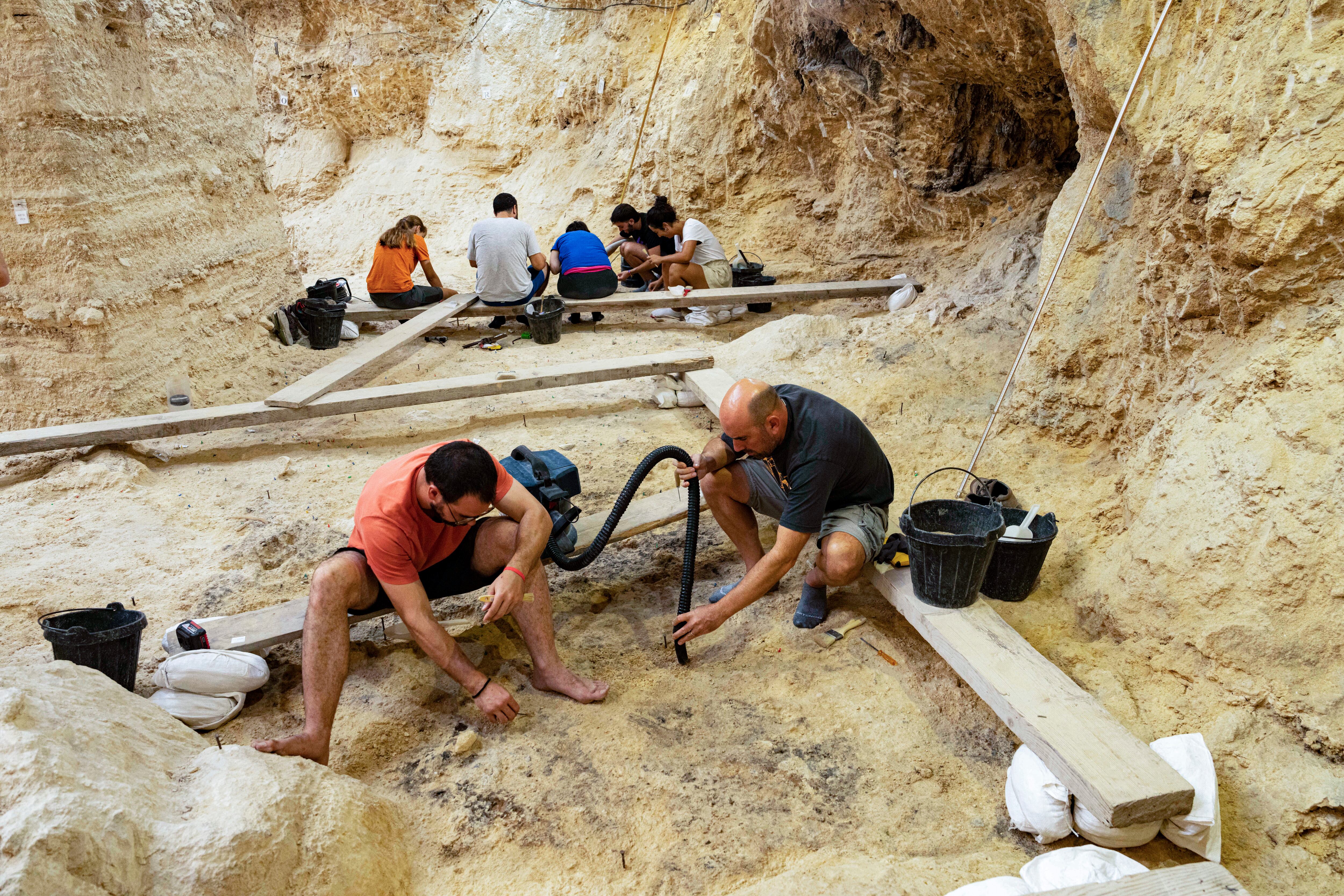 CAPELLADSE (BARCELONA), 25/08/2022.- Un grupo de arqueólogos trabaja en el yacimiento del Abric Romaní en Capellades (Anoia). Los responsables de las excavaciones del yacimiento arqueológico del Abric Romaní de Capellades (Barcelona) han anunciado este jueves que en la campaña de este verano han encontrado un &quot;hallazgo excepcional&quot;: los restos parciales de un cráneo de Neandertal de 60.000 años de antigüedad. EFE/Siu Wu
