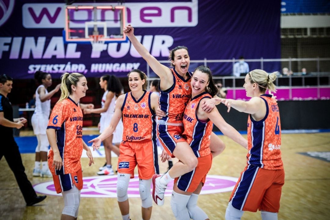 Las jugadoras de Valencia Basket celebran el título de campeonas de la Eurocup