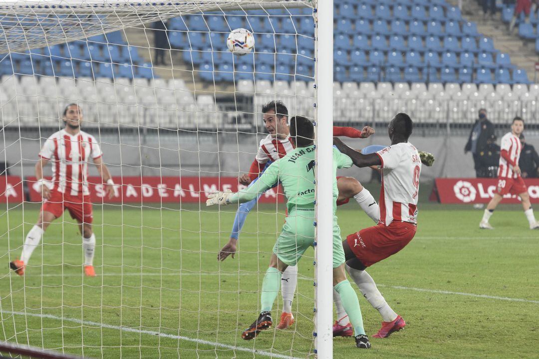 Pedro Mendes, Juan Villar y Umar Sadiq en el Almería-Girona.