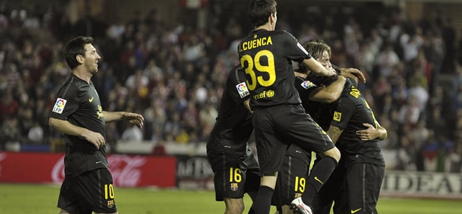 Los jugadores del F.C. Barcelona celebran el gol de Xavi Hernández de libre directo que le ha otorgado la victoria a su equipo ante el Granada.