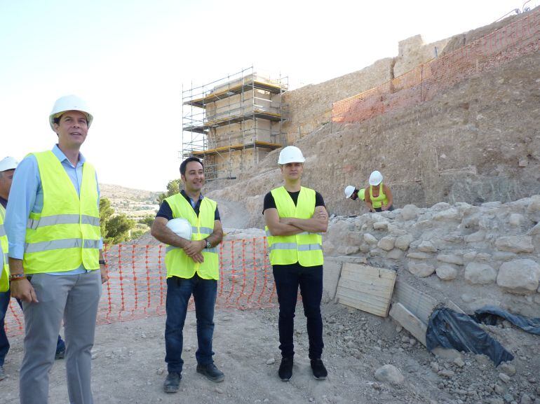 El alcalde de Elda, Rubén Alfaro, (I) visita el castillo de Elda 