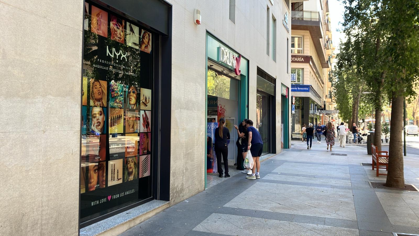 Persianas automáticas a medio cerrar en la Gran Vía de Murcia