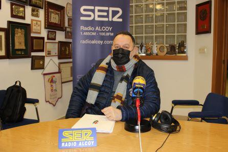 El secretario de la Asociación de San Jorge, Rafa Sempere, en el estudio central de Radio Alcoy
