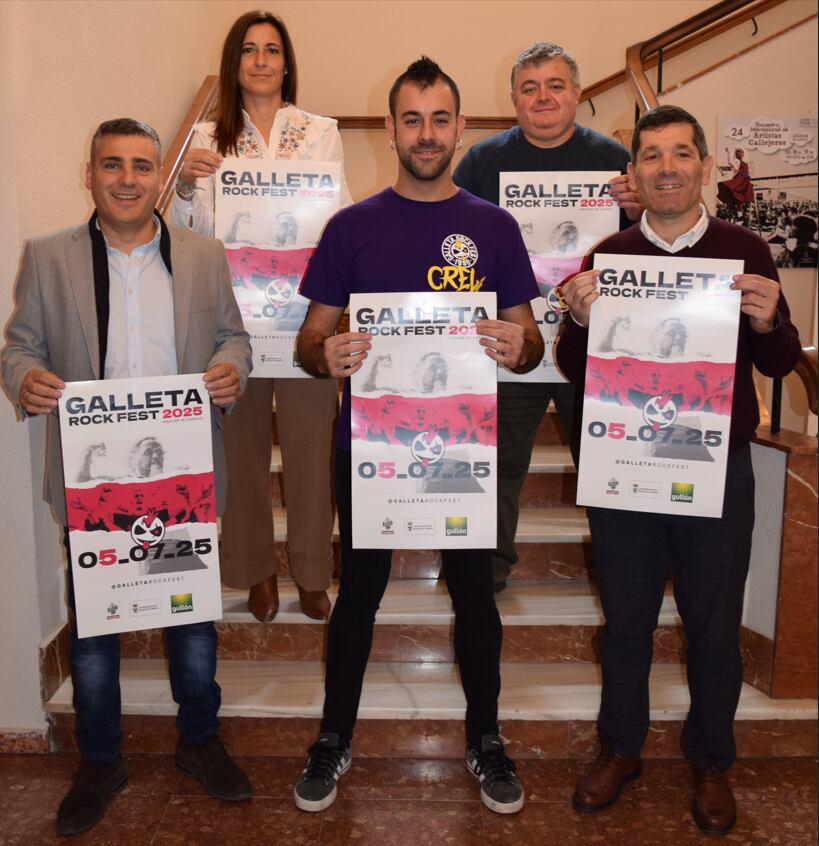 En la fila superior de izquierda a derecha: Soraya Isasi, concejal de Cultura y Deportes; y Ramón Ortega, teniente de alcalde del Ayuntamiento de Aguilar. En la fila inferior, de izquierda a derecha: Giovanni 
Peláez, concejal de Festejos; David Calderón, representante del Galleta Rock; y Paco Hevia, director 
corporativo de Galletas Gullón