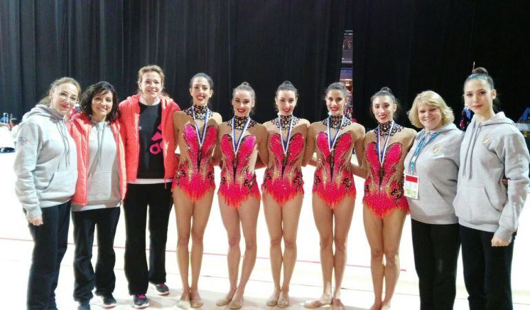 La pinteña Sandra Aguilar (tercera por la derecha) junto al resto de compañeras y entrenadoras de la selección española 