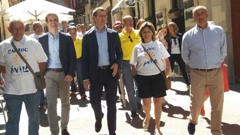 Núñez Feijóo junto a los candidatos del PP y los miembros de la Asociación Amigos del Camino de Santiago
