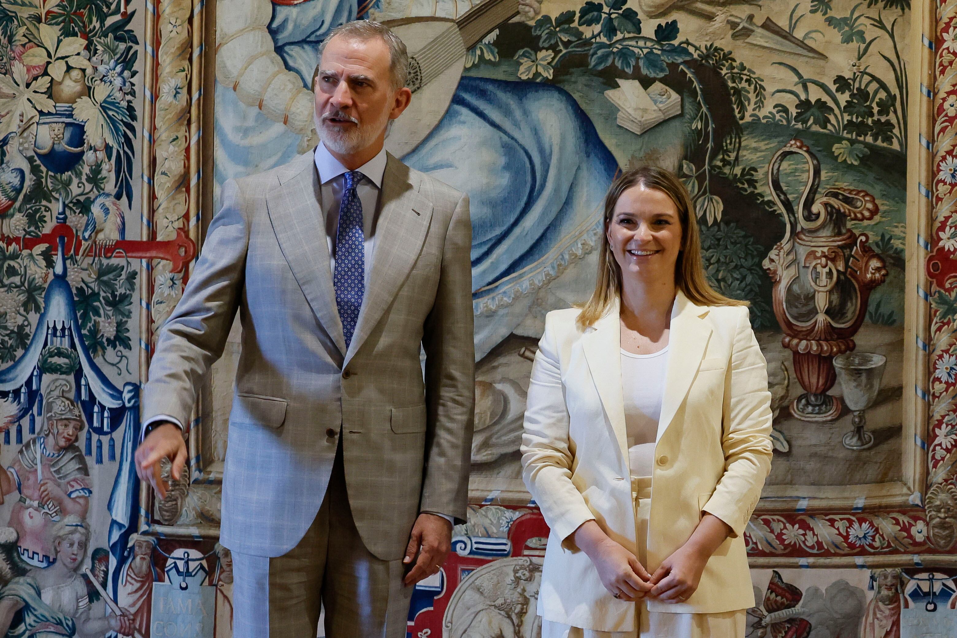 PALMA DE MALLORCA (ESPAÑA), 28/07/2025.- El rey Felipe VI recibe en audiencia durante sus vacaciones estivales a la presidenta Govern balear, Marga Prohens (d) en el Palacio de la Almudaina de Palma de Mallorca este lunes. EFE/ Ballesteros
