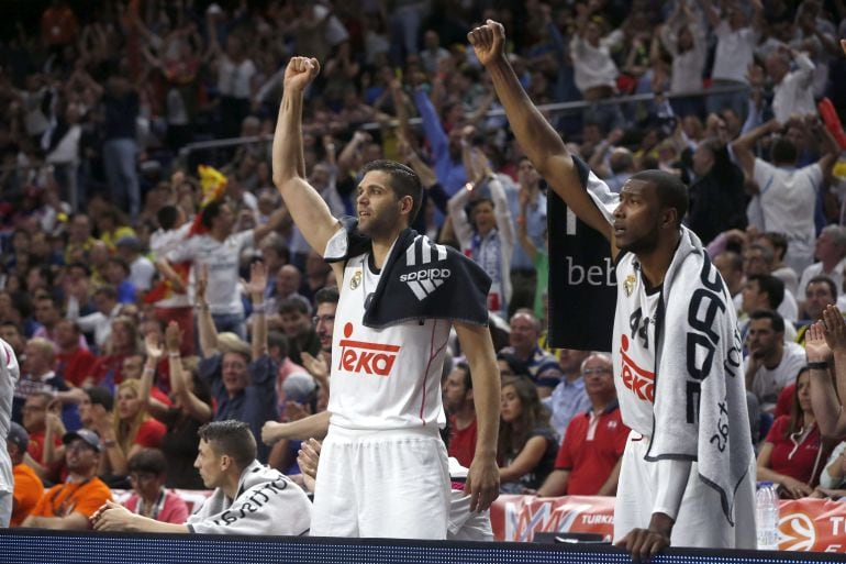 Felipe Reyes y Slaughter celebran una victoria de su equipo